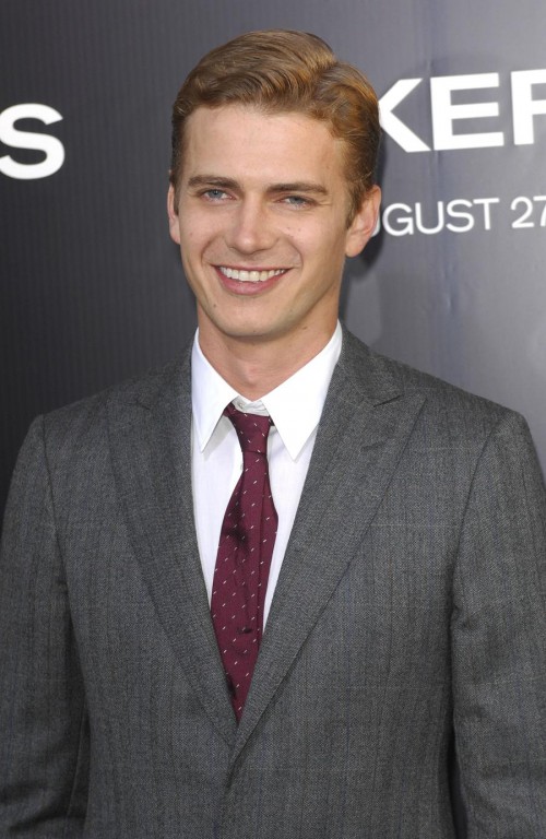 http://img74.xooimage.com/files/1/8/4/hayden-christensen-grinst-2be2dcf.jpg